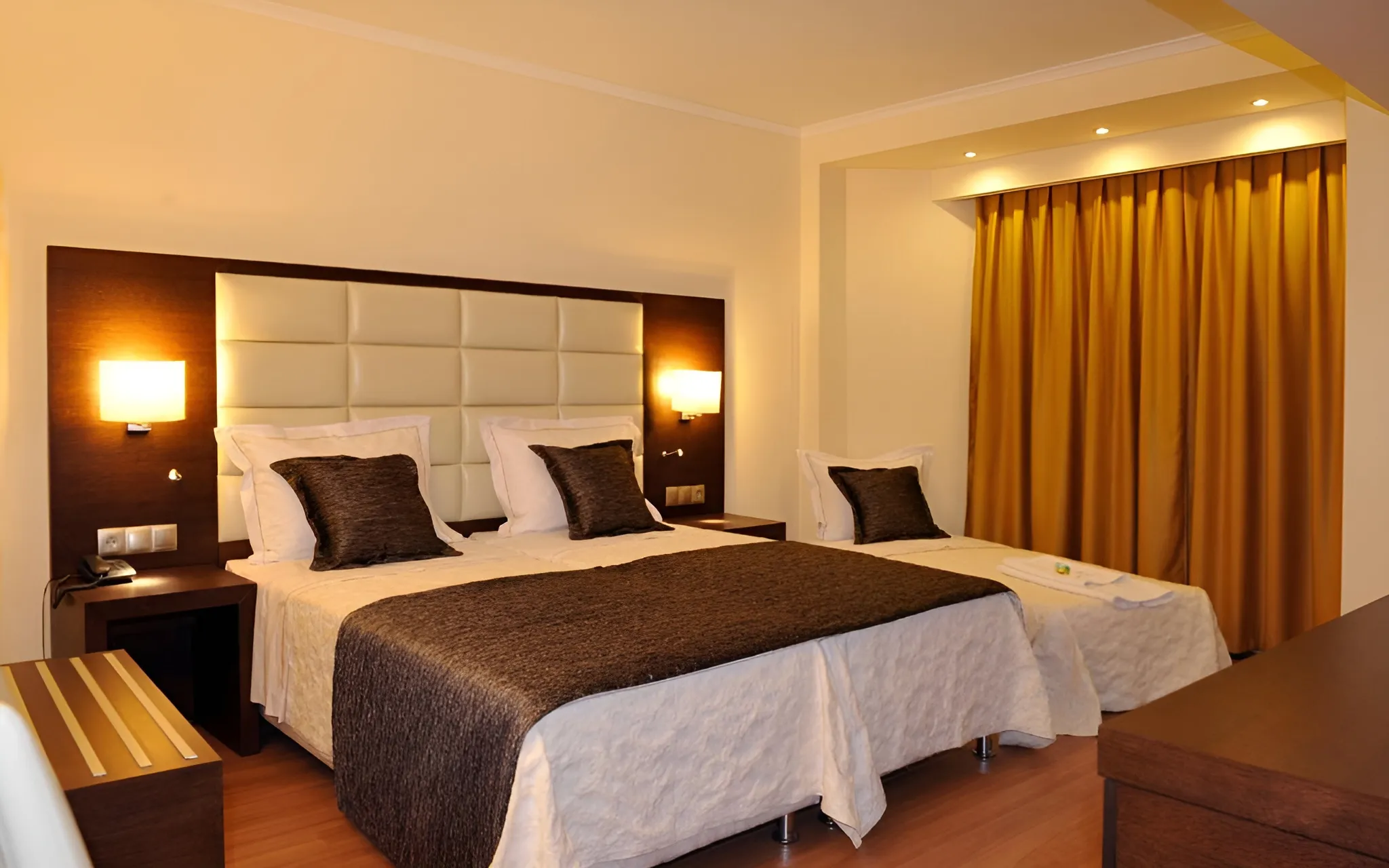 triple-room-bed-europa-hotel